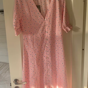 Blommig klänning - Oanvänd super fin klänning! Säljs pga fel storlek!🌸 (färgen kommer fram bäst i sista bilden!) VID SNABB AFFÄR DRAS FRAKTEN AV FRÅN PRISET! DVS DÅ BLIR PRISET 150kr MED FRAKT ISTÄLLER FÖR 210kr!