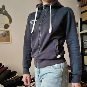 Blå huvtröja/hoodie m. dragkedja - Mysig tröja men kommer ej till användning