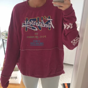 Collage tröja  - Oversized collagetröja i nyskick! Storlek S men sitter oversized på mig som är 170 och brukar ha S💘