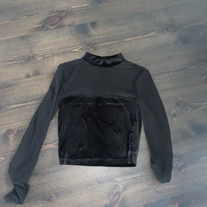 Mesh-topp - En mesh top med sammet. Knappt använd, köparen står för frakt.