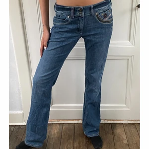 Vintage DIESEL-jeans - Säljer ett par superfina vintage Diesel-jeans, lågmidjade med lite bootcut. Jag är 176 cm, så de är rätt långa. Inget slitage. 
