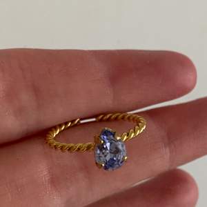 Oanvänd Caroline Svedbom ring med blå kristall köparen står för frakten!!