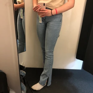 Jeans med slit - Säljer mina sköna blåa jeans med slits där nere från Gina! Storleken är S och säljer dem då jag har ett par nästan likadana!
