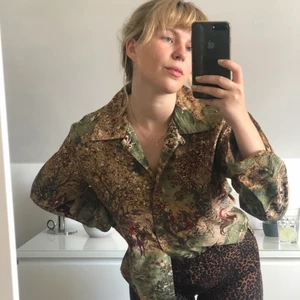 Mönstrad skjorta - Materialet är luftigt och lent. Köpt på Beyond retro för några år sedan.