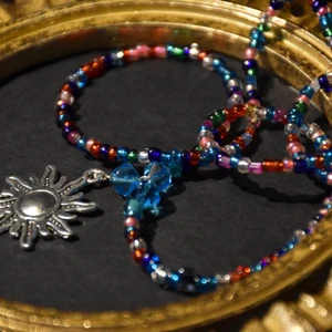 Halsband sol - Ett pärlhalsband med massor av olika pärlor och en solberlock. Finns bara ett enda! 