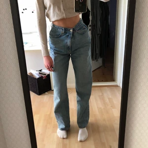 Intressekoll - Assnygga långa jeans som har blivit för stora för mig, vill se om nån är intresserad! Dom är lite ”uttöjda” vid knäna. Nypris var 450 ish, frakt tillkommer!