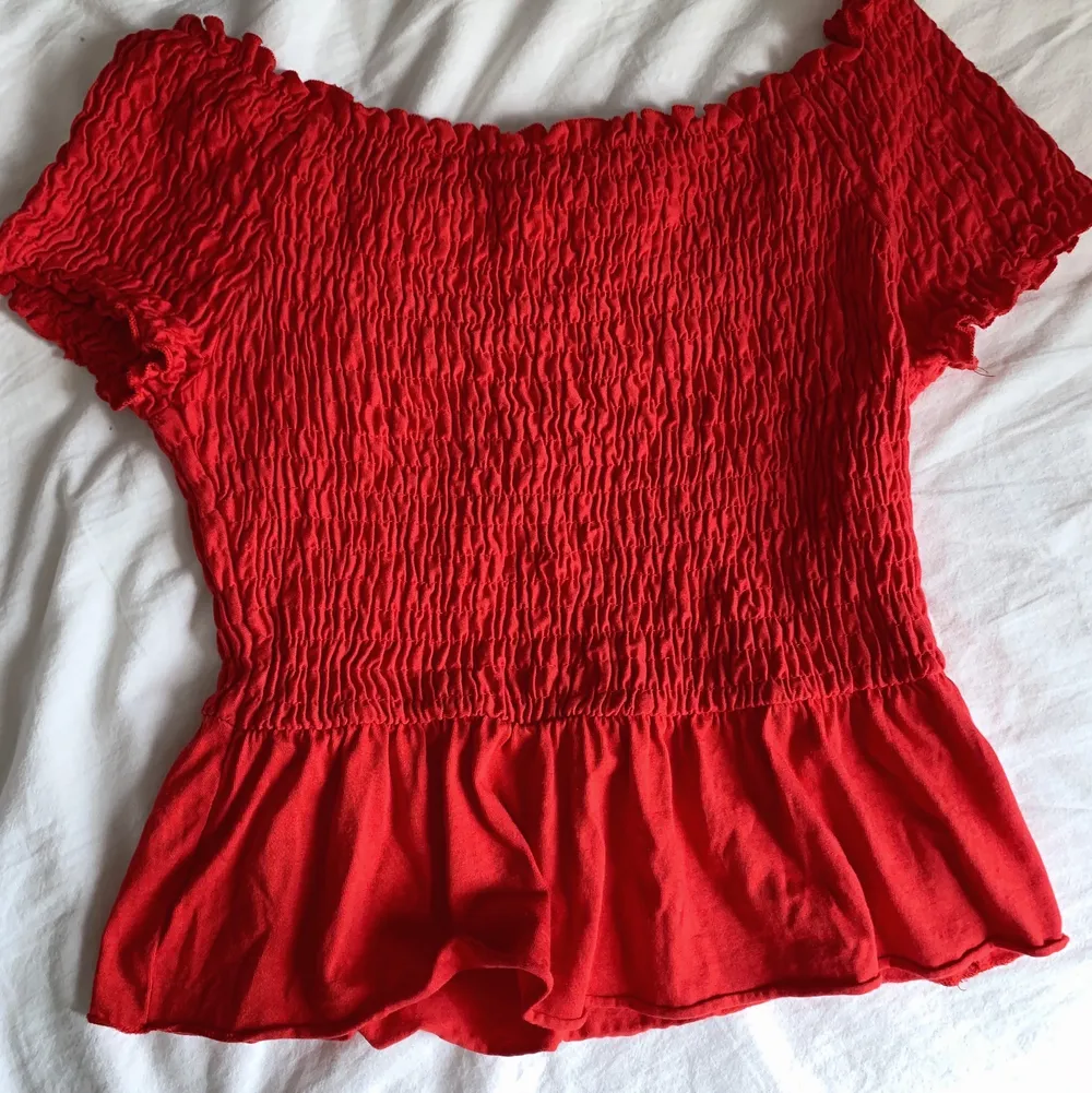 Denna fina röda topp e nu till saul! Den är i en superfin röd drömmig färg och är hur söt som helst till tex en kjol eller ett par jeans! Den är i jättegott skick och har inga defekter🍓 skriv för mer bilder osv. Toppar.