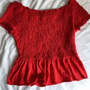Denna fina röda topp e nu till saul! Den är i en superfin röd drömmig färg och är hur söt som helst till tex en kjol eller ett par jeans! Den är i jättegott skick och har inga defekter🍓 skriv för mer bilder osv