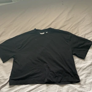 Oversized t-shirt  - Snyggt basplagg som sitter lite oversized och väldigt avslappnat. Från märket Collusion och storlek L. Bra skick och passar till allt. Köparen står för frakt och betalas via Swish✨