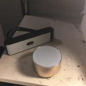 Högtalare - Två små högtalare som jag säljer då jag inte använder dom längre. Funkar felfritt. Ganska bra ljud. Köp en för 20 eller båda för 50