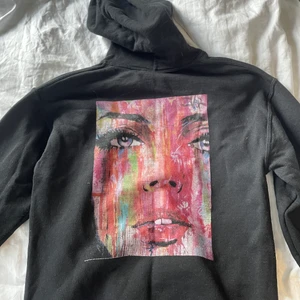 Hoodie med Tryck - Super fin hoodiw med tryck där bak!!