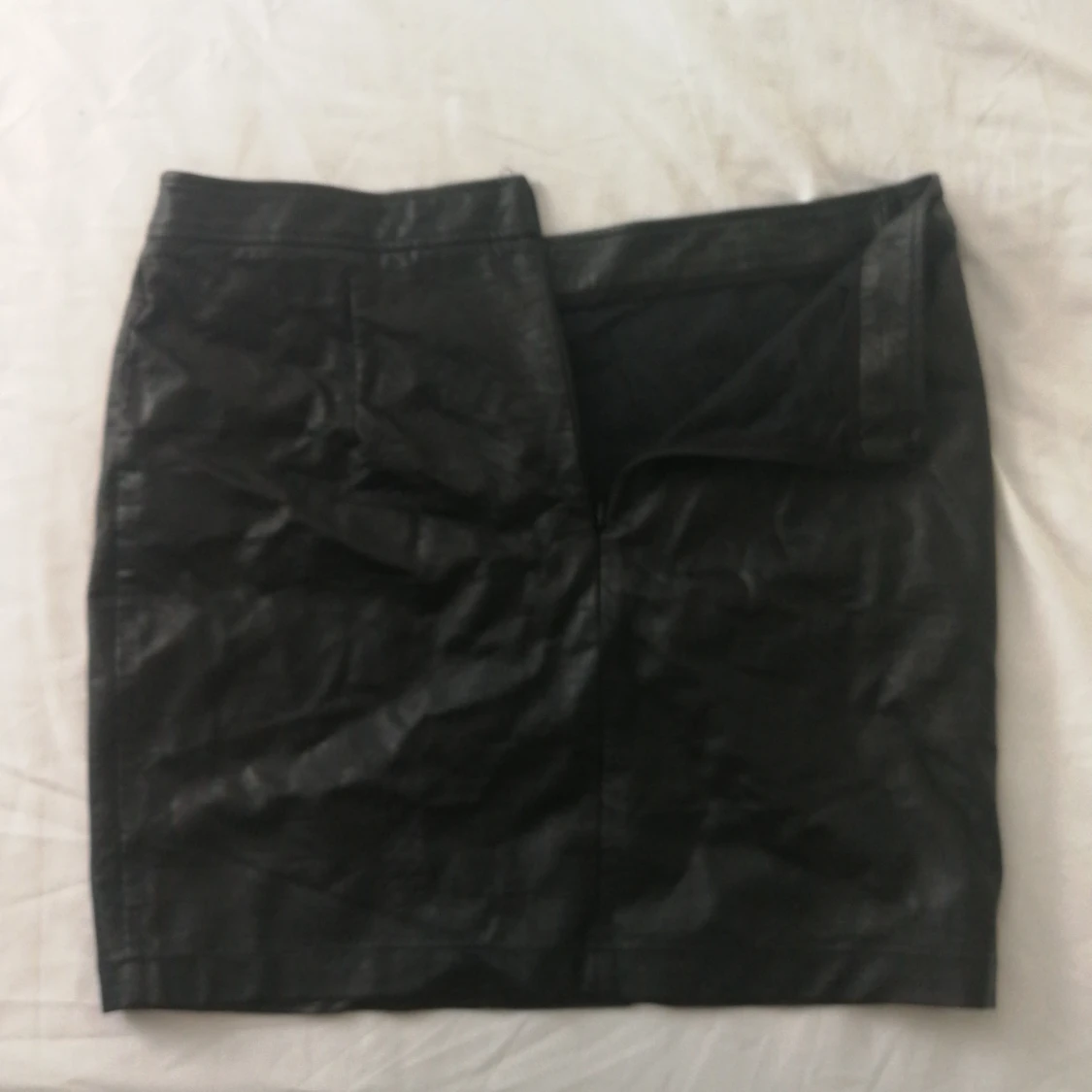 Fake läderkjol med dragkedja i ryggen  - 90