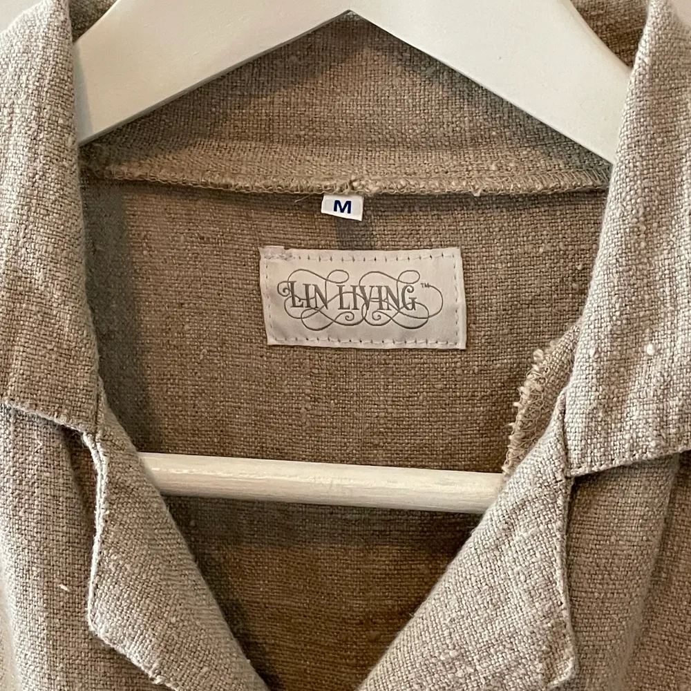 Säljer denna superfina linne shorta ifrån Lin living💓säljer den för att jag inte fått så mycket användning av den på senaste tyvärr. Hoppas den passar bättre i din Garderob 🌻🌻. Tröjor & Koftor.