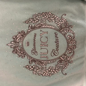 Juicy Couture Ziphoodie  - Turkos (ser ljusblå ut på bilden) Ziphoodie från Juicy Couture med snyggt tryck på baksidan. Lite blekt längst ner i armen (bild 3) och lossnat några stenar men i övrigt jättefin tröja! ❤️