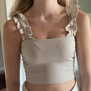 Topp - Beige/kräm vit topp från Zara, väldigt fin och bra till sommaren. Finns inte så mycket att säga om den mer än att den är väldigt fin💕