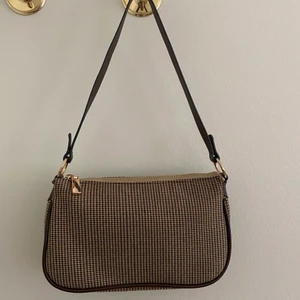 Baguette bag  - Brun baguette väska från Mango med guld detaljer. Fint men använt skick 