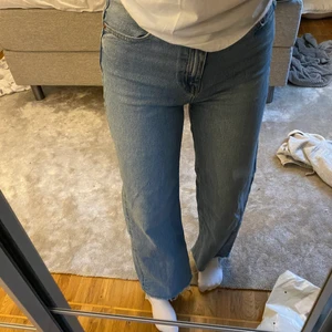 Jeans - Säljer nu dessa fina byxor från lager 157 i stl small. Byxorna är använda Max 5 gånger och säljer pågrund av att jag inte tycker dom passar min stil längre. Modellen på byxan heter LANE och kostar i nypris 300 kr.Skriv för mer information!