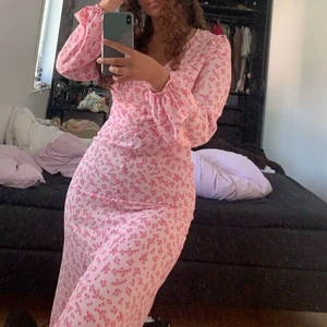 Nelly sommarklänning  - Superfin lite längre sommarklänning med slits från Nelly köpt förra året! Använd en gång och i bra skick! Säljer för att den inte kommer till användning. Köpare står för frakt 🌷🌷🌷