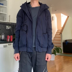 Techwear regnjacka windbreaker - Techwear regnjacka windbreaker från whyred askön att ha när det regnar, jag är 180 och den passar mig bra.
