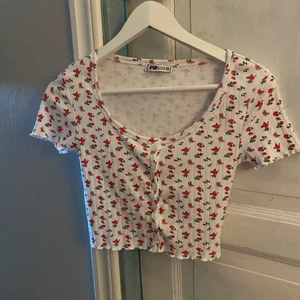 Blommig topp - Gullig topp med små söta blommor. Pris 50kr +frakt på 45kr. 