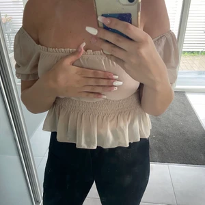 Fest topp  - Fin fest topp i färgen bege/rosa mesh material 