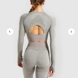 Träningstopp från gymshark - En träningstopp från gymshark i färgen khaki/taupe. (Lite lätt ljusgrön/gråaktig) den går inte att köpa längre och säljer den endast för att jag behöver pengarna. Strl M sitter lite som S. Den är i väldigt gott skick endast ett litet hål vid tumhållet, men det är lätt att åtgärda. 300 kr + frakt!