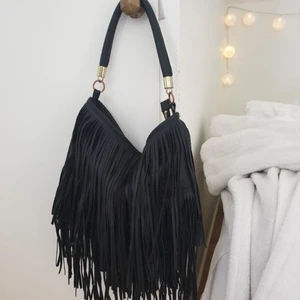 Väska med fransar - En superfin svart väska med fransar från H&M. Använt sparsamt så är så gott som ny. 