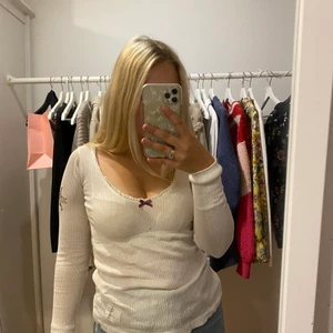 Odd Molly topp - Säljer min topp från odd Molly i vit, strl 0