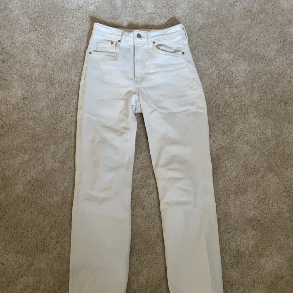 Jättefina raka jeans med beiga sömar ifrån hm. Jag är 158 och dem passar perfekt i längden på mig. Säljs för dem inte kommer till andväning. . Jeans & Byxor.