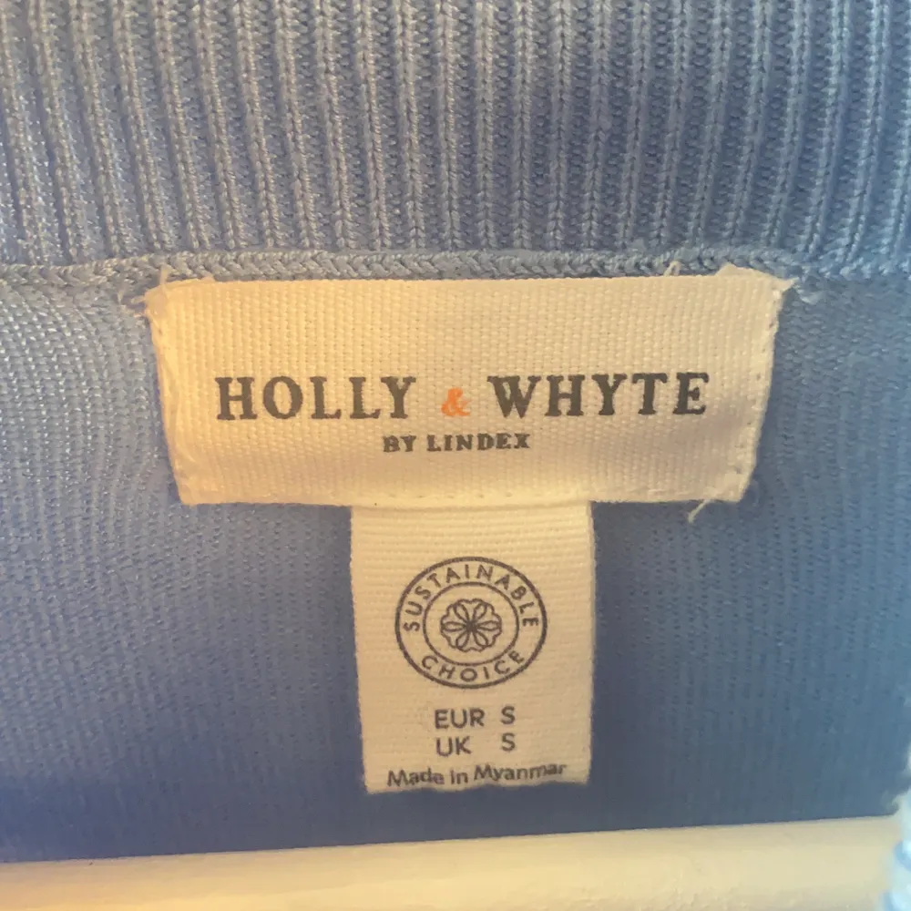 En polotröja i en jättefin pastell blå färg, aldrig använd i strl S från Holly & White Lindex. Köpt för 299:-, säljer för 80:-.. Toppar.