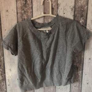En grå bekväm sommar t-shirt ifrån HM i stl XS.. köpare står för frakt 