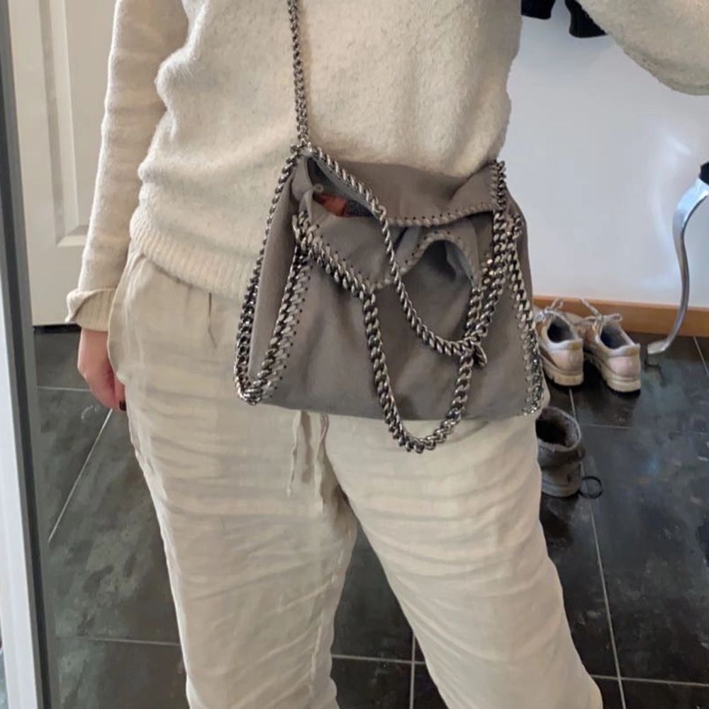 Säljer min superfina stella McCartney väska i ljusgrå. Den är helt utan några skador eller fläckar och är väl skött. Dustbag och box finns. Budet börjar på 3500 och tar ej emot lägre bud. Nypris runt 7000. Köp direkt för 4200 LEDANDE BUD: 3800. Väskor.