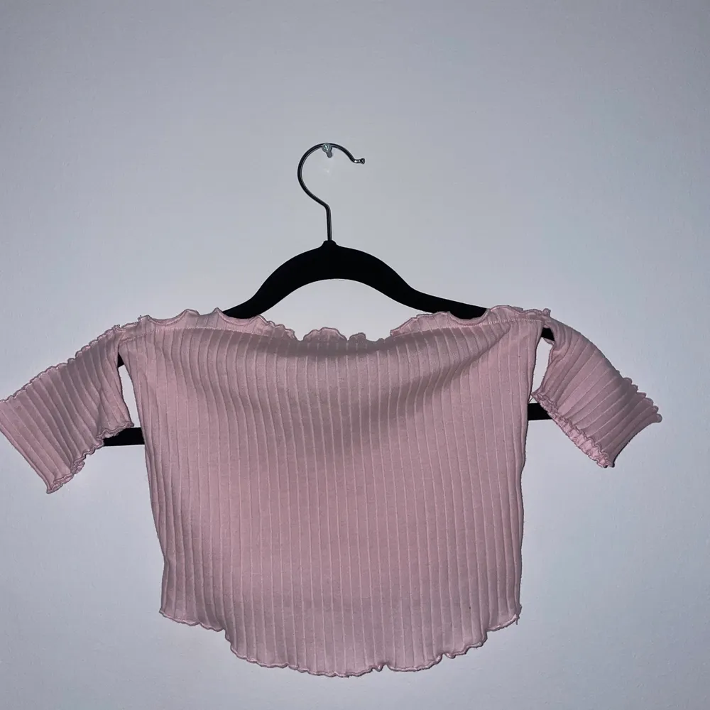 Rosa crop top från New Yorker, köpte den för ungefär 2 år sedan och har använt den 1 gång. Jätte fin att ha till jeans kjol. Storleken är jättebra och det sitter jättebra. 🤍. Toppar.