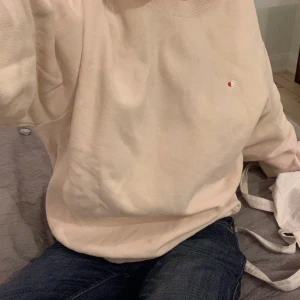 Champion crewneck - Ljusrosa champion crewneck köpt på Urban outfitters, inte min stil längre så säljer. Inga synliga defekter. nypris va på 1000, säljer för 300 diräckt💕 storlek M, overzised på mig som brukar ha S