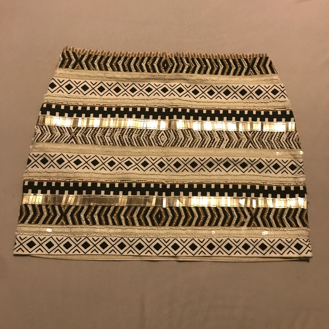 Mini skirt with acztec pattern Minikjol med Acztec-mönster med slitage på storlek S zara Trafaluc kjol