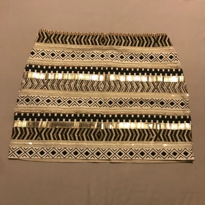 Mini skirt with acztec pattern Minikjol med Acztec-mönster med slitage på storlek S zara Trafaluc kjol - Minikjol med Acztec-mönster med slitage på storlek S zara Trafaluc kjol