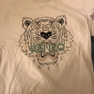 Kenzo tröja st L kill Model men fin på tjejer  - Passar både tjejer o killar men killmodel använd 1-2 ggr bra skick (PRIS KAN DISKUTERAS) 