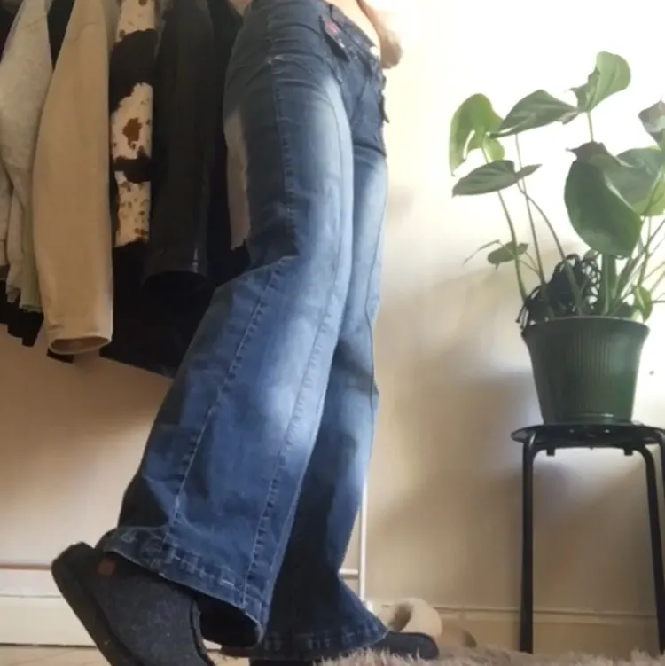 jeans med SÅ mycket potential! lowwaist jeans som är blekta båda bak & fram. strechiga✔️ bekväma✔️ snYgga✔️ ärvda av en släkting så har ingen aning om märke & stlk tyvärr ;( jag brukar ha stlk 36-38 & är 166cm för referens. Jeans & Byxor.
