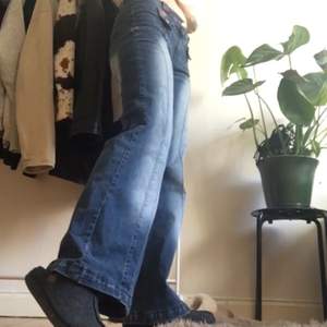 jeans med SÅ mycket potential! lowwaist jeans som är blekta båda bak & fram. strechiga✔️ bekväma✔️ snYgga✔️ ärvda av en släkting så har ingen aning om märke & stlk tyvärr ;( jag brukar ha stlk 36-38 & är 166cm för referens