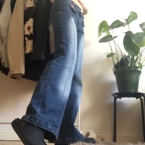 bleached mörkblå jeans - jeans med SÅ mycket potential! lowwaist jeans som är blekta båda bak & fram. strechiga✔️ bekväma✔️ snYgga✔️ ärvda av en släkting så har ingen aning om märke & stlk tyvärr ;( jag brukar ha stlk 36-38 & är 166cm för referens