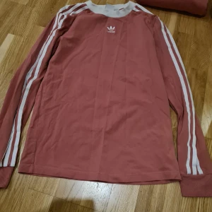 Adidas strl xs - Fint skick, inget slitet. Är i nyskick.