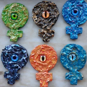 Monstermagneter! - Säljer mina hemgjorda monstermagneter! ♀️ De är alla gjorda för hand i en kartongbas, så tål inte väta. De är väldigt glittriga! 🌟 En kostar 40 kr och frakt tillkommer med 12, alla jag har färdiga just nu visas på bilden 👽