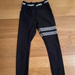 Stronger tights Carma  - Säljer dessa Carma tights från stronger då jag inte använder dem längre. Dem har blivit använda ett fåtal gånger men är i bra skick! Inköps priset på tightsen var 600 kr. Köparen står för frakt.