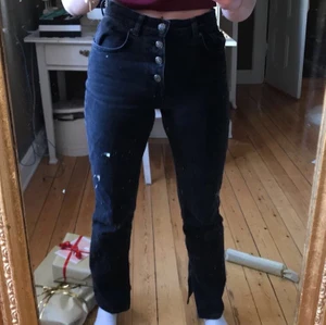 Ur snygga jeans från NAKD! - Super snygga jeans frön NAKD. Mom jeans inspirerade med slit där nere. Använd ett par gånger och har några små märken som inte syns tydligen men därav billigare pris💕