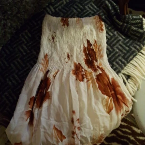 Spansk klänning - En luftig "spansk" klänning med resår över midjan och brösten. Sitter jättebekvämt! Frakt ingår i priset :)