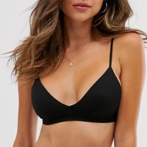 Ribbad bralette - Säljes: svart ribbad bralette. Ovadderad bygellös. Helt oanvänd. Säljer pga ångrat köp och försent för att skicka tillbaka. Kom gärna med egna prisförslag. Köparen står för frakten 💌