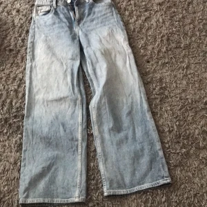 Vida jeans 👖  - Säljer dessa vida jeans pågrund av att jag inte får någon användning för dom 🧥 köpta på hm❤️ köparen står för frakt 