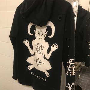 Killstar Hoodie  - Hoodie från killstar i herrstorlek S! Någon nit har trillat av från ärmarna men annars är den inte trasig eller nåt. ”Remmarna” på sista bilden följer med också. 