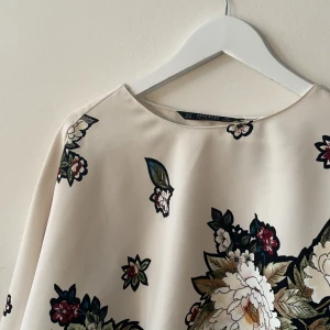 Blommig blus från Zara - En blommig fin blus ifrån Zara 🌺 i väldigt fint skick! Storlek: M 