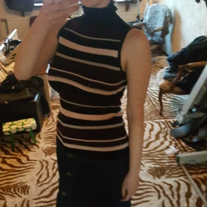 Polo-topp - En randig polo-topp som är ribbad, väldigt skönt tyg! Frakt ingår i priset :)